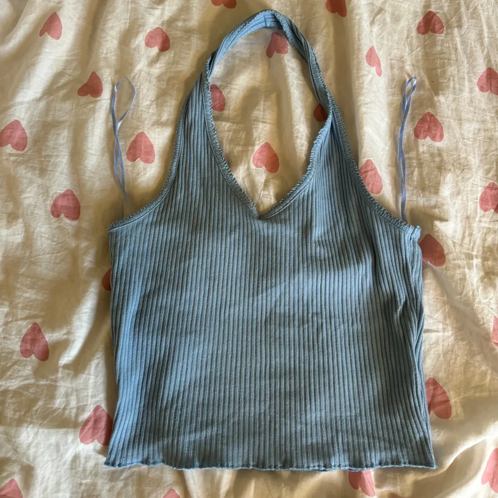 Supersöt topp från BikBok som tyvärr ej kommer till användning längre💕Är i storlek S. Passar jättebra nu till sommaren💕. Yläosat.