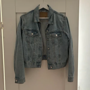 Jeansjacka - Jeansjacka från lager 157. Nästan aldrig använd, väldigt bra skick💕 Jättebra nu till sommaren😊
