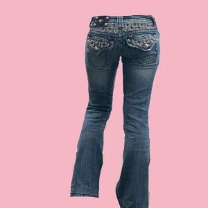 Intressekoll på Miss Me jeans - Intressekoll på mina jeans från Miss Me. Stl 25, men lite mindre i storleken. De har kilar på sidorna och detaljer på bakfickorna. Använda en del men är i mycket gott skick och har inga tydliga tecken på användning. Passar någon kortare än ca 155cm 💓