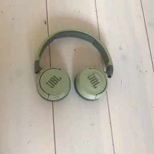 JBL hörlurar! - JBL hörlurar som inte används eftersom den inte passar längre! Lite märken på vissa ställen men annars i bra skick, bra ljud och så. Köpta för ungefär 4-3 år sedan för ungefär 500kr. Kolla min bio för mer info!