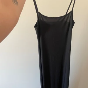 Långklänning  - Säljer denna långklänning från H&M! Strl M, helt ny
