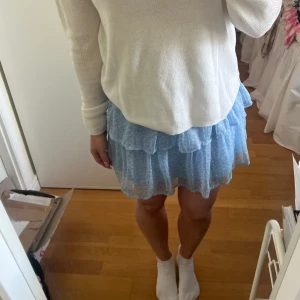 Kjol - Ljusblå volangkjol, mönstret är typ leopardmönstrat. Från vero Moda med stretchigt tyg i midjan. I Stl S