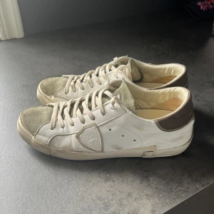 Phillipe model skor 41/42 - Säljer mina skor från Phillipe model som är köpta på miinto för ca 4000, storlek 41 men sitter ungefär som 42. Använda i några månader men fortfarande i bra skick då de redan är slitna från början. Kom privat för frågor och annat.