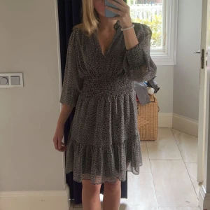 Zara Klänning - Jättesnygg Zara klänning med vitt leopardmönster🙌🏼 Köpte för ca 2 år sen men använd mycket få gånger. Storlek XS🥰