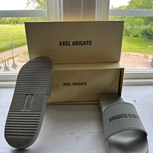 Axel arigato slides - Skick 9/10 inköpta från arigatos hemsida för 1000kr får med box o påse