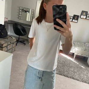 jeanskjol ifrån hm  - jeanskjol ifrån hm använd 8-10 gånger så lite använd köpt för 300 säljer för 100 säljer då jag har för många jeans kjolar