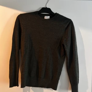 A day’s march tröja - Helt ny mörkgrön tröja, storlek S fast passar bäst som storlek XS Skikt 9,5/10. Köpt för 1500kr 