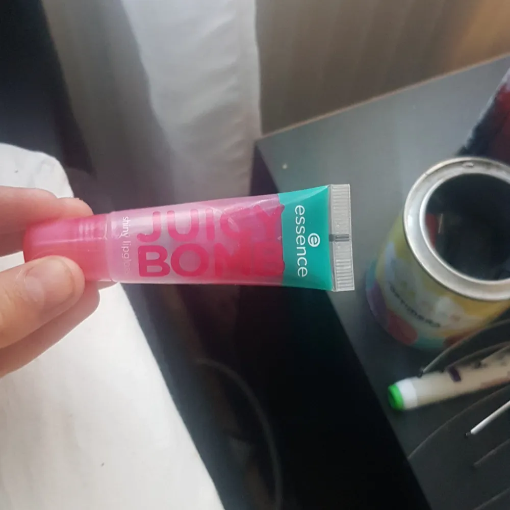 Juicy bomb ifrån essence och är ett shiny lipgloss. Luktar gott . Accessoarer.