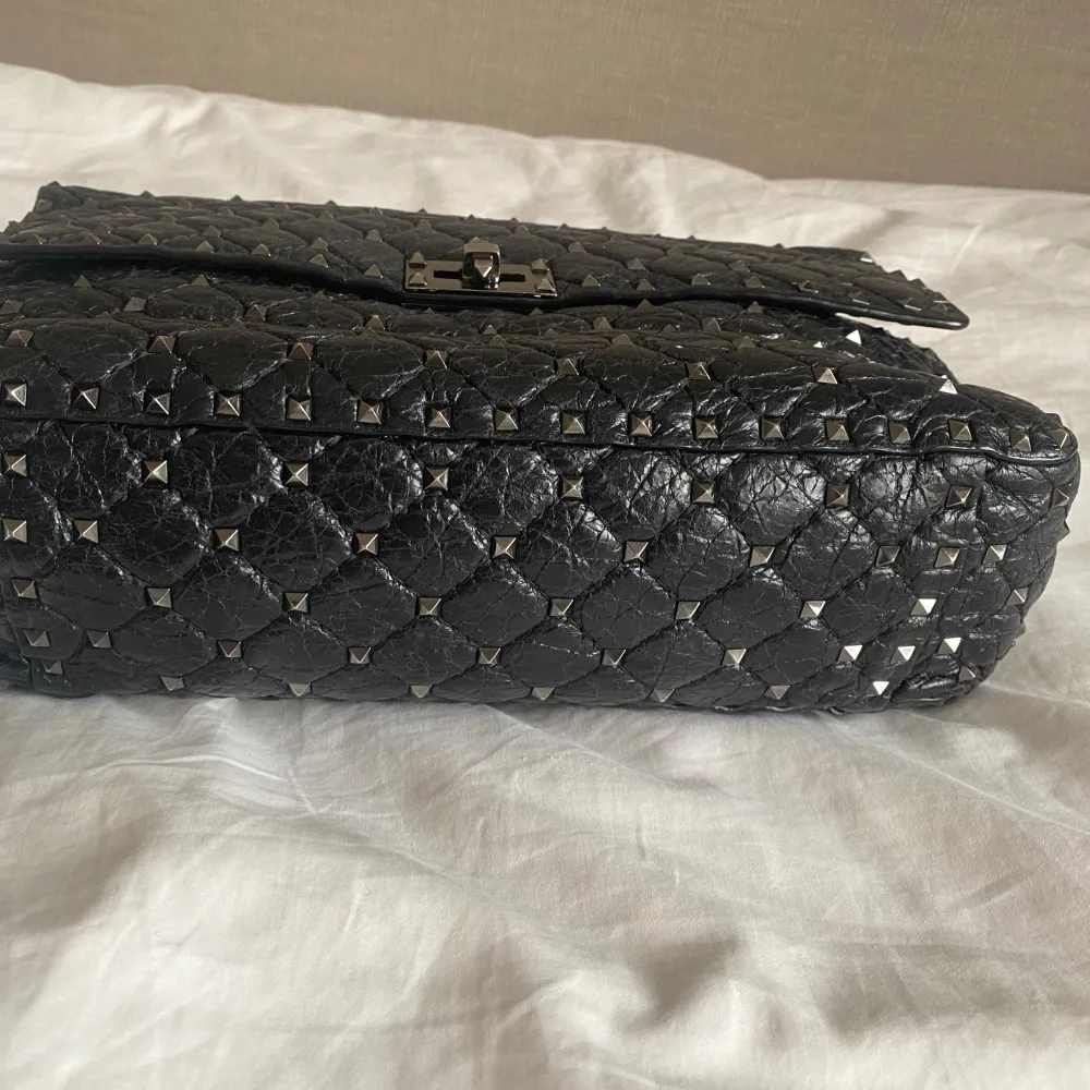 Valentino Garavani rockstud spike, limited edition. Nypris 35 000 kr. Storlek large, lite större än den ”vanliga”, mer praktisk och mkt coolare!! Enligt mig den absolut snyggaste versionen som finns av denna väska🖤Hör av dig vid ev frågor!. Väskor.