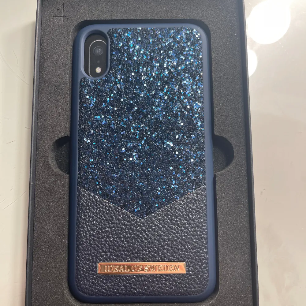 Säljer detta helt oanvända skal från Ideal of Sweden, Skalet heter Sapphire glimmer case för IPhone XR🦋. Övrigt.