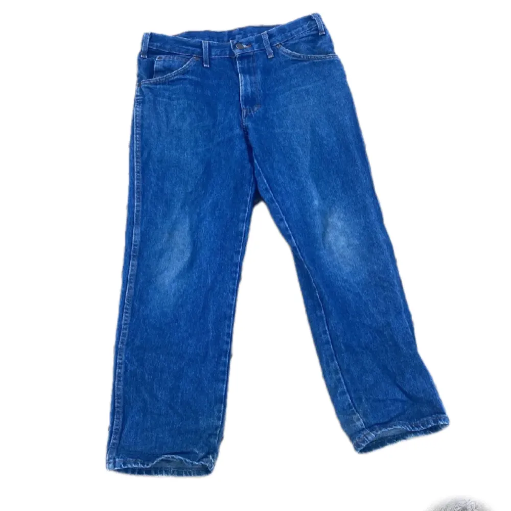 Snygga dickies byxor i 32 midja och 30 längd säljer pga att dom it passar mig längre priset kan diskuteras . Jeans & Byxor.