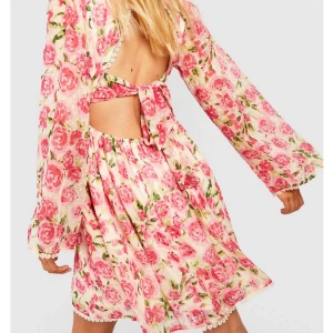 Blommig klänning med öppen rygg - Jättefin blommig klänning med öppen rygg. Endast använd en gång förra sommaren. St:L 