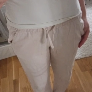 Linnebyxor  - Säljer mina älskade linnebyxor från lager 157 då jag har två par🩷 Nypris 150kr😋 Passar mig bra som är 154😊 Skriv om fler bilder (pris kan diskuteras)