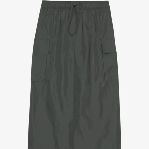 Khakifärgad kjol - Khakifärgad rak pennkjol från Even&Odd. Aldrig använd, helt nytt skick!  Nypris: 439