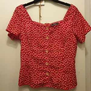 Fin röd blus med vita små blommor - Jätte söt på sommaren❤ normal i storlek. Aldrig använd!
