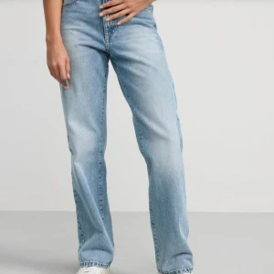 Jeans franka - Säljer dessa jeans från Lindex i modellen Franka då de är för långa för mig som är 162 lång. Modellen är rak med hög midja och långa ben.  Storlek 36 med innerbenslängd 80 cm och midjemått 72 cm.  Använd gärna köp funktionen och skriv vid frågor 💕