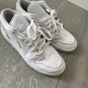 Nike Air 1 Jordan Low  - Jättefina och nästan helt oanvända Jordans i storlek 39. Säljer då dom är för små. 😀