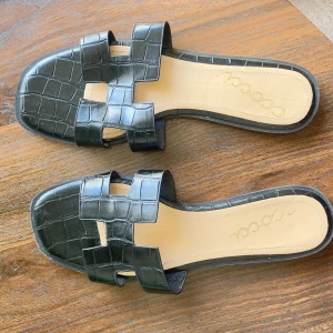 Svarta flata - Säljer mina fina svarta  tofflor i krokodilimitation, använda endast fem gånger och i nästan nyskick. 