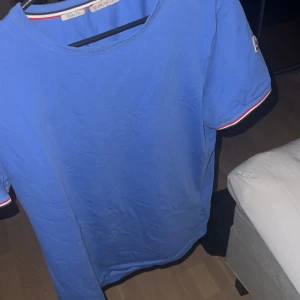 Moncler T-shirt - Säljer denna snygga tröjan från Moncler, inte haft så jättelänge men börjar bli liten. Superfint skick!