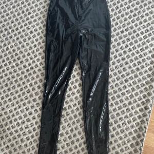Vinylbyxor - Säljer dessa stretchiga vinylbyxor i strl 38. De är i fint skick men används inte
