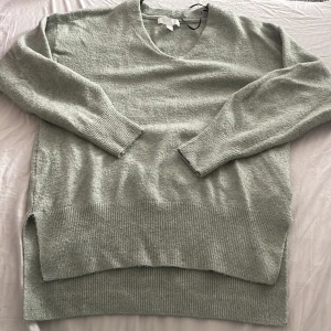 Stickad tröja - Bra och ny skick, inte använd så många gånger - 5-7 ggr? Slits vid sidan, någorlunda längre där bak