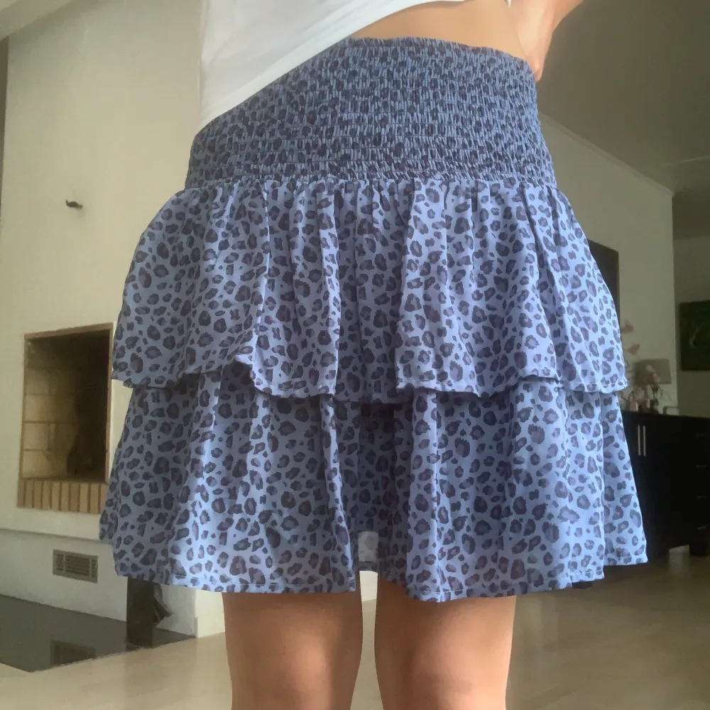 Leopardmönstrad blå populär kjol som är slutsåld. Från Kappahl och är i storlek 170 men passar även större storlekar. Köparen står för frakten. Kjolar.