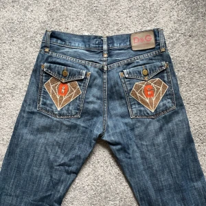 Dolce & Gabbana jeans - Väldigt snygga och sparsamt använda dolce gabbana jeans!  midja: 30 tum innerbenslängd: 27 tum