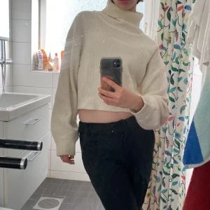 Vit sweater - säljer denna jättesöta vita stickade tröjan från hm! Det syns lite smuts på bilderna men allt kommer gå bort i tvätten!