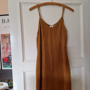 Mysig klänning 🌼 - Mysig senapsgul/guld klänning i sammets liknande material! Från Australienska märket CHEAP