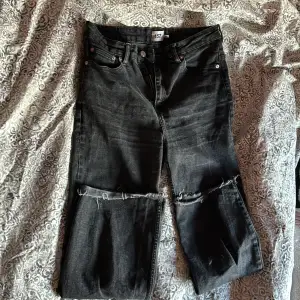 Ett par svarta jeans från lager 157 som blivit för stora🌸