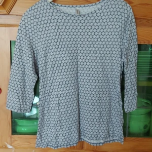 Figyrsydd fin tröja - Fin figursydd liten blå mönstrad tröja med halvlånga armar, Fint skick, liten smal L. 