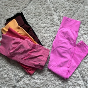 Träningsshorts, träningstights - 5 st par Träningsshorts och 1 st tights. Alla i storlek L (passar M/L) med scrunch bak. Säljer som ett flerpack. I fint skick men säljer billigt pga köpt från SHEIN 