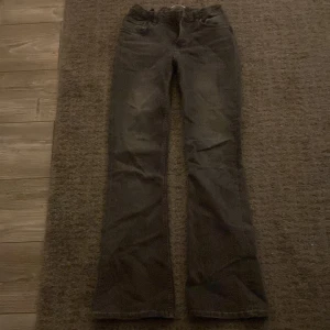 Low Waist bootcut jeans - Ganska nya jeans men säljer de då dom e för korta för mig å inte kommer till användning❤️🫶🏻