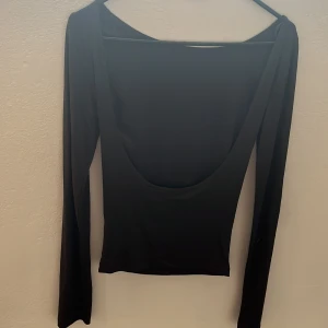 Teöja - Säljer denna jättefina tröjan ifrån ginatricot i storlek xs. Den är öppen i ryggen och är helt oanvänd.