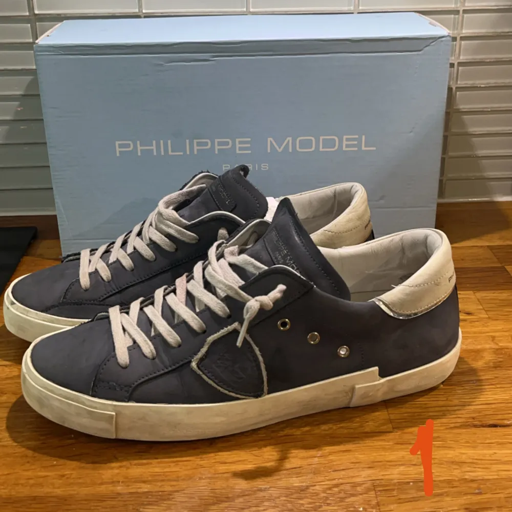 Tjena säljer nu ett par riktigt snygga Philippe models i färgen blå. Skorna är i ett väldigt bra skick och är i storlek 41. Box medföljer. Hör av er angående frågor eller kring minsta lilla fundering 😃Pris kan självklart diskuteras 💯. Skor.