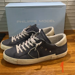 Philippe model  - Tjena säljer nu ett par riktigt snygga Philippe models i färgen blå. Skorna är i ett väldigt bra skick och är i storlek 41. Box medföljer. Hör av er angående frågor eller kring minsta lilla fundering 😃Pris kan självklart diskuteras 💯