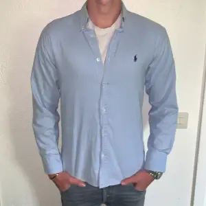Riktigt fräsch linneskjorta från Ralph Lauren. Modellen på bilden är 183 cm, och väger ca 70 kg. Hör av dig vid intresse! 💫