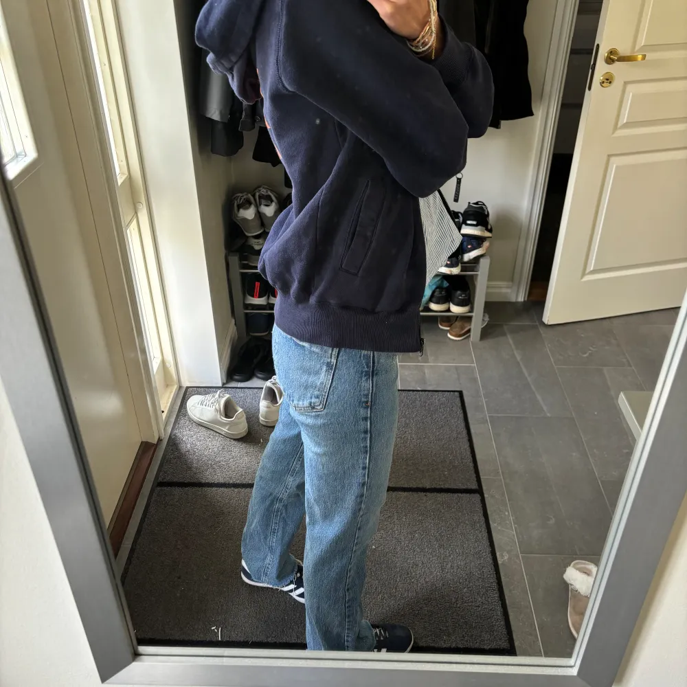 Skitsnygga zara jeans med lite slitningar nedtill☺️☺️. Jeans & Byxor.