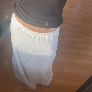 Vit långkjol - Jätte fin kjol som inte används inga fläckar alls ! Skriv för fler bilder 💕köpt från Shein köpte för 239