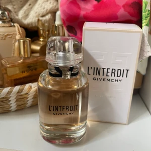 Givenchy parfym  - Helt ny parfym från givenchy med förpackning, fick i present men har redan massa parfymer hemma. Såå fin och kvinnlig doft! Kan diskutera priset vid snabb affär. Nypris 1489kr på SEPHORA. 