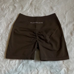 Alphalete amplify shorts  - Alphalete amplify shorts 4’5 Färg: mocha  Nyskick, kommer inte till användning 🎀