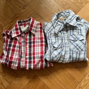 Säljer dessa fina skjortor från 70-talet. Den röda skjortan är i märket ”Pour femme” och den blå i märket ”FRN”. Jag säljer skjortorna för 85 kr/st men om du köper båda två säljer jag för 145 kr. Skjortorna har inga defekter. Passar bra om du är XS-S