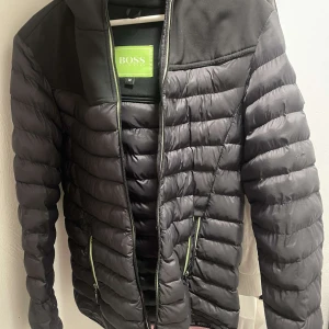 Jacka Hugo boss  - Svart dunjacka från Hugo Boss  Priset kan diskuteras vid snabb affär 