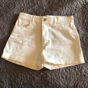 Vita jeansshorts - Vita oanvända jeansshorts i fint skick