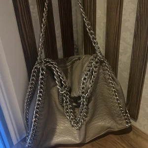 Tiamo väska, säljs inte längre - Säljer den då den inte kommer till användning, Den är från Tiamo men jag satte fast kedjan i mitten så man kunde bära den på olika sätt. Den är andvänd 4-6 ggr kanske och är inte sliten eller något liknande. Skriv för mer bilder 💕