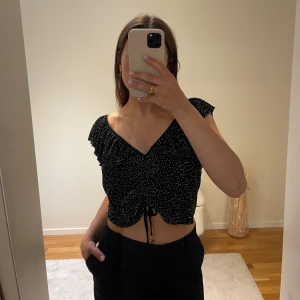 Zara topp - Så fin svart topp med vita prickar från Zara som man kan justera så den blir kortare och längre, storlek M 🖤