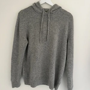 Kashmir Hoodie - Säljer en ruskigt fet Kashmir Hoodie från A Day’s March i storlek S. Den är i riktigt bra skick och perfekt inför sommarkvällarna. Hör av dig om du har några frågor eller funderingar. Kan skicka eller mötas upp i Stockholm innerstad // Lukas