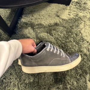 Lanvin skor - Tjo, säljer dessa otroligt snygga lanvins i fint skick, lite creasadd annars inga defekter! Box följer självklart med! Priset ej fast 🔥sitter som 43