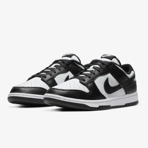 Nike Dunk Low Panda - Köpt dessa för drygt 1 år sen. Dom är i väldigt fint skick men har en lite crease/veck på vänster foten se blid 3. Ut över de är dom som nya. Dessa är i storlek: 41. Säljer dessa för 850kr ink frakt, priset kan diskuteras vid snabb affär.