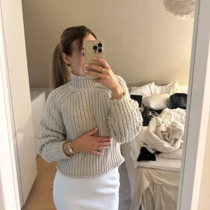 Beige stickad  - Beige stickad tröja! Använd ett fåtal gånger✨💕 strl xs